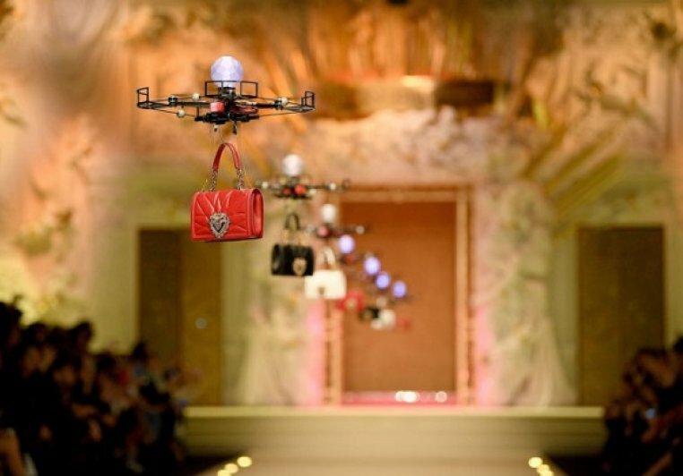 Dolce & Gabbana привлекла к показу дроны